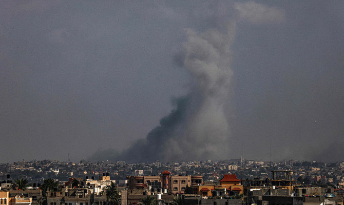 2023年11月5日、イスラエルとパレスチナ武装組織ハマスの戦闘が続く中、ガザ地区南部のラファ市から見えたハーン・ユーニス市の上空に立ち上る巨大な煙。(AFP通信)