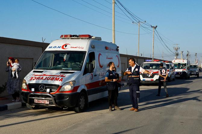 2023年11月7日、エジプトの病院で治療を受けるパレスチナ人負傷者らを乗せた救急車が、ガザ地区南部にあるラファ検問所でエジプト側に入るのを待っている様子。（ロイター通信）