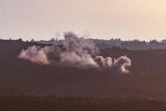 2023年11月8日、イスラエルによるレバノン南部への爆撃で丘の上に立ち上がる煙。(AFP＝時事）