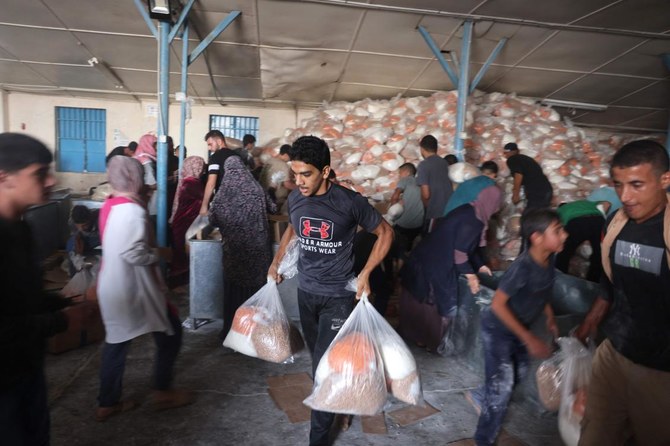 イスラエルがガザ北部の住民100万人以上に対し、安全のために南へ移動するよう呼びかけたことを受け、パレスチナ人は先ほど、避難民に食料を配給する国連運営の援助物資供給センターを襲撃。デル・エル・バラにて。（ファイル/AFP）
