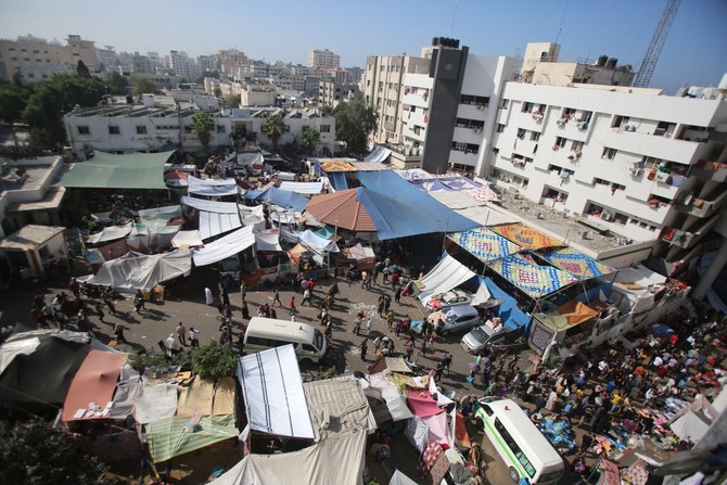 ガザ地区のアル・シファ病院の敷地内にキャンプを張り、安全を求めているガザ地区からの国内避難民のパレスチナ人（AFP＝時事）