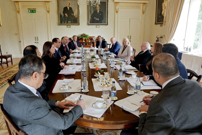 ダブリンで、アイルランドのマイケル・ヒギンズ大統領と会談するアラブ諸国の大使ら。（X/@KSAembassyIE）