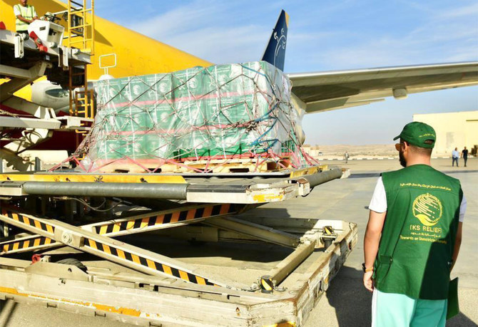 救援機はサウジアラビアによるパレスチナ人支援活動の一環として、35トンの食料や避難所用物資を輸送した。（国営サウジ通信）
