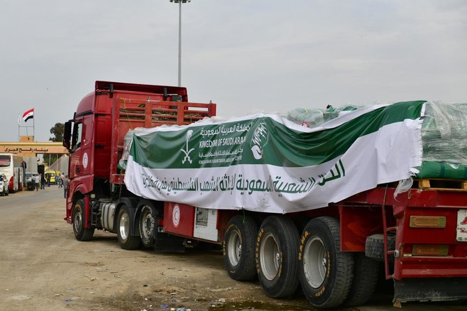 サルマン国王人道援助・救援センターからガザに送られた車列がラファ検問所を越える。(SPA)
