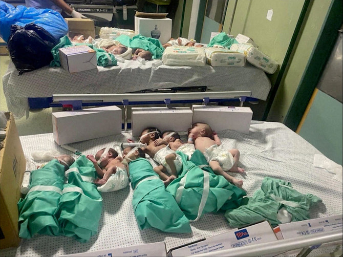 停電後のガザのアル・シファ病院で、保育器から外された新生児がベッドに寝かされている。(ロイター）