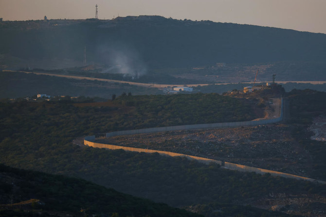 イスラエル北部のイスラエル・レバノン国境から見える噴煙（2023年11月13日）。(ロイター）