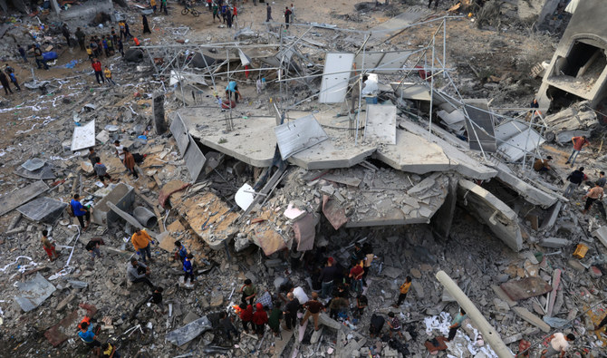 2023年11月11日、イスラエルとパレスチナのハマスとの戦闘が続くなか、イスラエルによるガザ地区南部ラファへの爆撃後、破壊された建物の周りに集まる市民を写した航空写真。（AFP / ファイル）