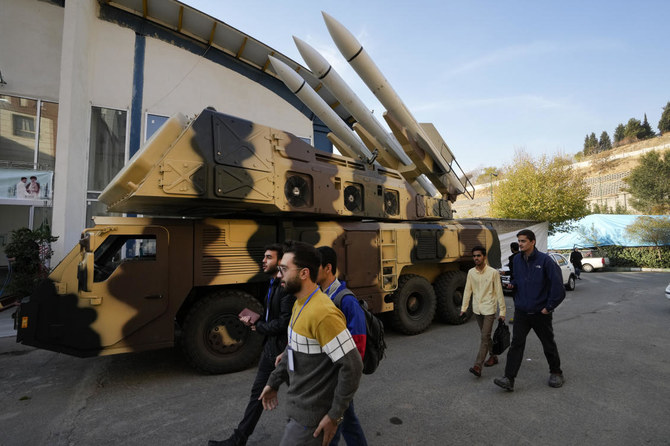 上の写真は、2023年11月13日にテヘランの展示会に展示されたミサイルシステム。昨年、警察による拘束中にマフサ・アミニさんが亡くなったのをきっかけに、全国規模の抗議デモがイランを席巻した。（AP）