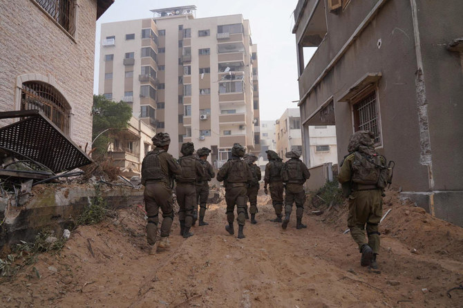 今も続く地上作戦の最中のイスラエル軍兵士ら。2023年11月13日、ガザ地区。(イスラエル国防軍、ロイター経由)