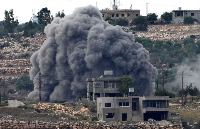 2023年11月13日月曜日、レバノン南部のイスラエルとの国境の村、アイタ・アル・シャブの郊外でイスラエル軍の空爆により立ち上がる黒煙。(AP写真)