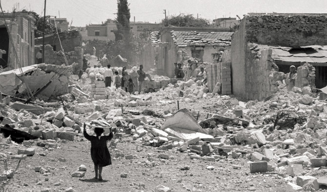 1967年の6日間戦争後、ヨルダン川西岸地区カルキリヤの廃墟の中を食料を載せたトレイを持って歩く子供。(ゲッティイメージズ)