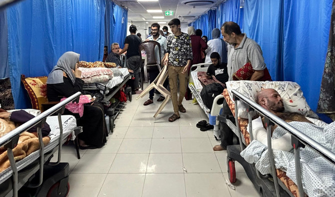 ガザ市のアル・シファ病院の患者と国内避難民。(AFP＝時事）
