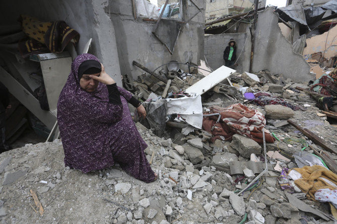 2023年11月15日水曜日、イスラエルによるガザ地区ラファへの空爆後、破壊を見つめるパレスチナ人。(AP)