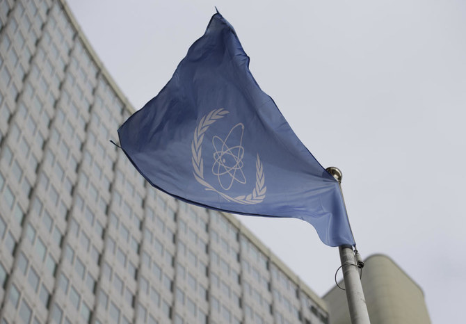 2023年2月6日にオーストリアのウィーンで開かれた国際原子力機関（IAEA）理事会の会合の際に、IAEA本部前ではためく同機関の旗。（AP写真）