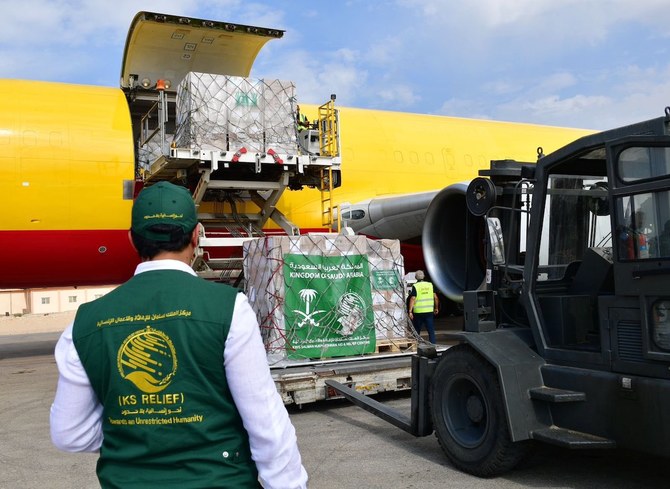 サウジアラビアからガザ住民への支援物資を搭載した飛行機が、エジプトのエルアリーシュ国際空港に到着した。（KSRelief）