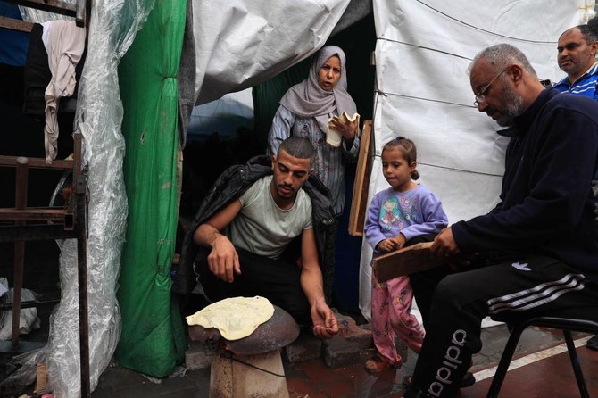 UNRWAによると、イスラエルとハマスの戦争により、およそ160万人のパレスチナ人が避難を強いられており、数十万人が窮屈な避難所において、わずかな食料と不十分な水で暮らしている。(AFP)
