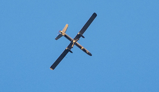 2023年11月17日、夜間の急襲作戦を終えたイスラエル軍の無人機が、占領下のヨルダン川西岸地区、ジェニン難民キャンプの上空を飛行する様子。（AFP通信）