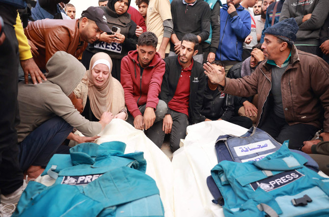 ガザ地区南部のデイル・アル・バラで行われた葬儀で、イスラエルの攻撃により死亡した2人のパレスチナ人ジャーナリスト、ハッソーナ・スリム氏とサリ・マンスール氏の遺体を前に嘆き悲しむ親族と同僚たち。11月19日。（AFP）