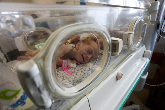 ガザ地区のアル・シファ病院から避難した未熟児たちは、エジプトに移送される前にラファの病院で治療を受けた。（ロイター）
