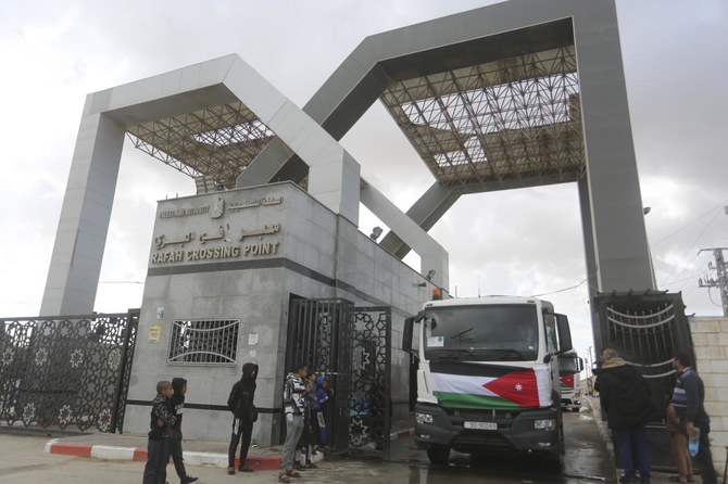 2023年11月20日、エジプトとの国境のラファ検問所からガザ地区に入るヨルダン野戦病院への支援物資輸送隊。(AFP）