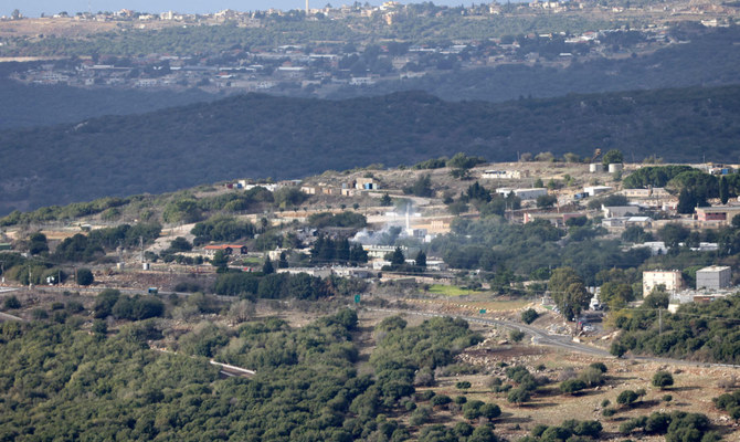 2023年11月20日に撮影されたこの写真では、レバノン国境近傍のイスラエル軍基地（C）から煙が上がっている。この基地は20日早朝にヒズボラからミサイル攻撃を受けていた。レバノンのヒズボラ運動は、11月20日、イスラエル北部の軍部隊を標的として、無人機や大口径火器、ミサイルを用いて、一連の新たな攻撃を行ったと発表した。（AFP）