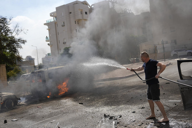 2023年10月7日、イスラエルのアシュケロンで、ガザ地区からのロケット弾を受けて炎上する車。(AP/File)