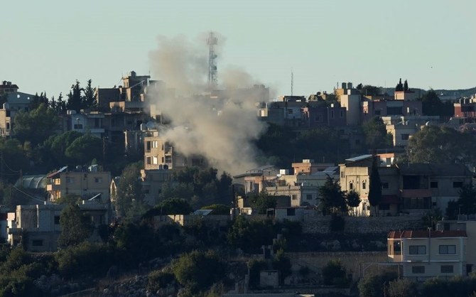 イスラエル国境のレバノンの村Aita Al-Shaabへのイスラエルの砲撃によって立ち上る煙。2023年11月21日火曜、レバノン南部にて（AP 写真）