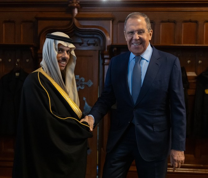 21日に握手するサウジアラビア外相のファイサル・ビン・ファルハーン・アール・サウード王子とロシアのラブロフ外相。(SPA)
