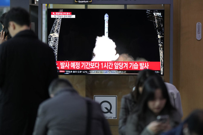 2023年11月22日、北朝鮮の偵察衛星が軌道に打ち上げられたことを報じるニュース番組が韓国のソウル駅で流れた。（AP通信）