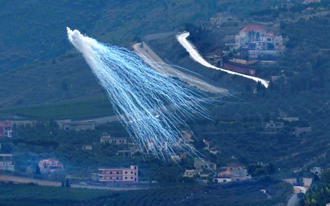 2023年11月22日、レバノン南部のマルジャユーンから見た、イスラエルとの国境に近いクファル・キラ上空で爆発する白リン弾。（AP写真）
