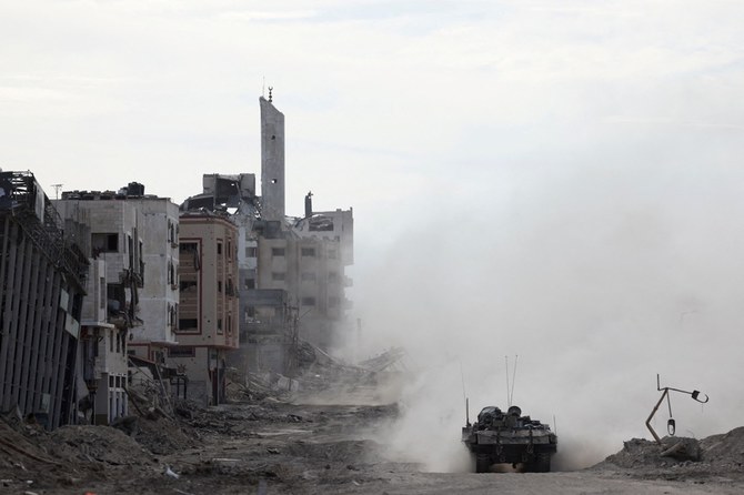 イスラエル軍がハマス壊滅に向けた地上作戦を展開する中、ガザ地区北部で任務に当たる同軍の戦車。（ロイター通信）