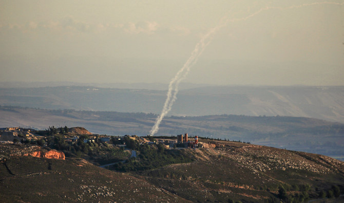南レバノン東側のイスラエルとの国境付近で撮られた写真には、ヒズボラがイスラエルに向かって2023年11月21日に発射したロケットが写っている。 (AFP/File)