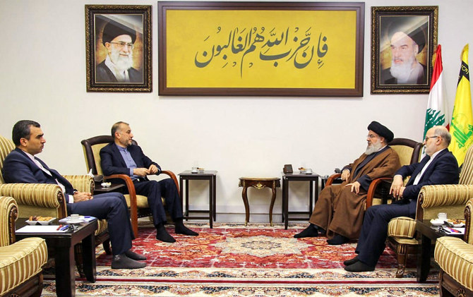 レバノンの非公開の場所で、ハッサン・ナスララ書記長（右から2人目）は、イランのホセイン・アミール・アブドラヒアン外相（左から2人目）、メフディ・シュシュタリ外相補佐（左）、駐ベイルート・イラン大使代理（右）と会談した。（ヒズボラメディアオフィス、AFP経由）
