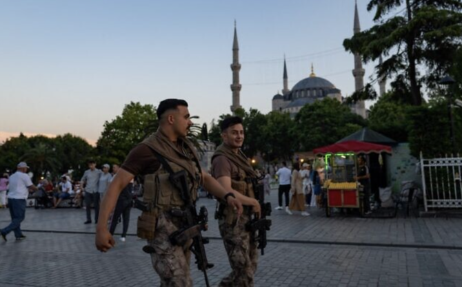イスタンブールのブルーモスク近くのトルコ人警察官。（AFP/資料写真）