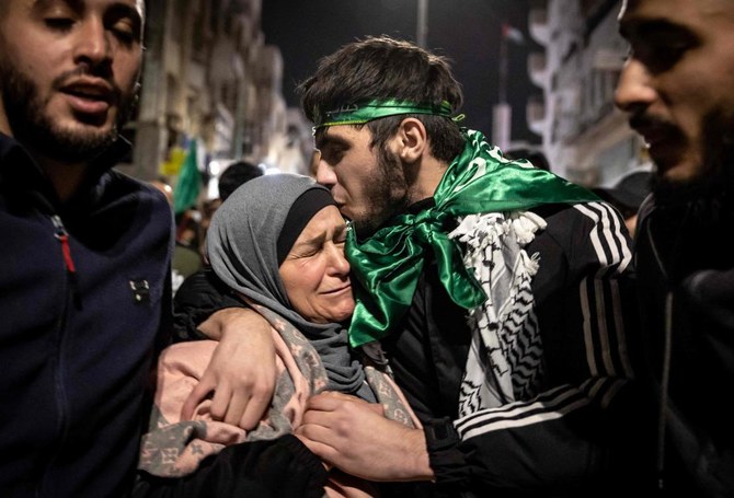 2023年11月26日、イスラエルの刑務所からの釈放後、母親を抱き締めるパレスチナ人捕虜。（AFP）