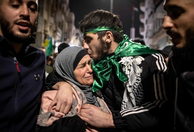 2023年11月26日、イスラエルの刑務所からの釈放後、母親を抱き締めるパレスチナ人捕虜。(AFP)