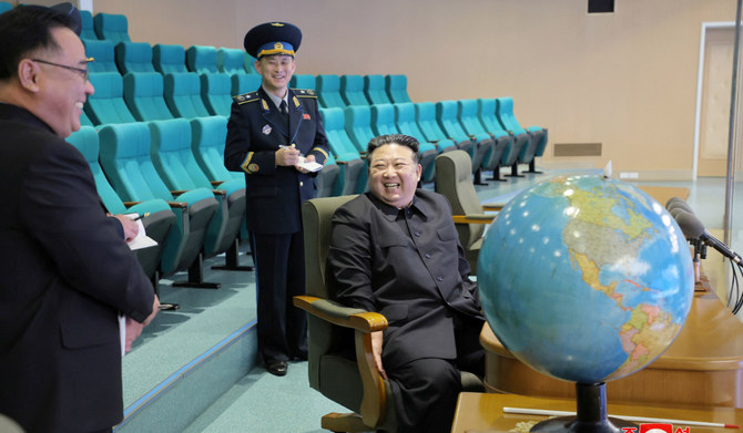 北朝鮮の金正恩第1書記は、国家航空宇宙技術局平壌総合管理センターを訪れ、偵察衛星の運用準備状況を視察し、航空宇宙写真を閲覧している（2023年11月25日、朝鮮中央通信発表の写真）。(REUTERS)