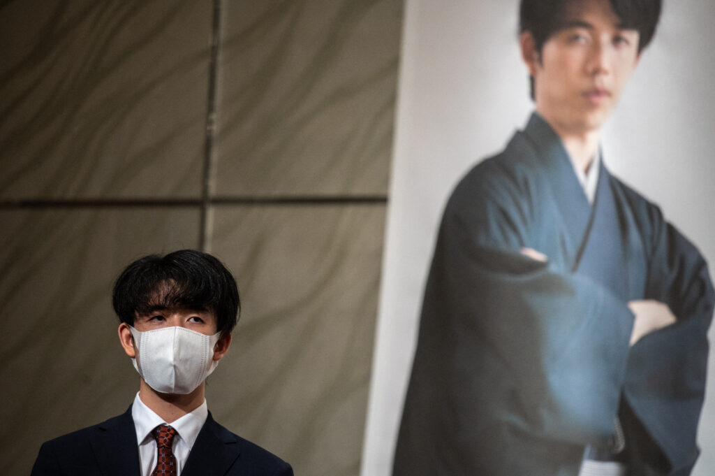 藤井氏は１０月１１日に王座を獲得し、全八冠を同時制覇。(AFP)