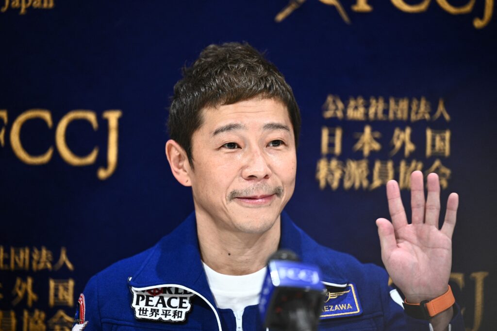 前澤氏は昨年、K-POPスターのT.O.P氏とDJのスティーヴ・アオキ氏が、宇宙旅行に同行する8人のクルーの中に含まれることを明らかにした。(AFP通信)