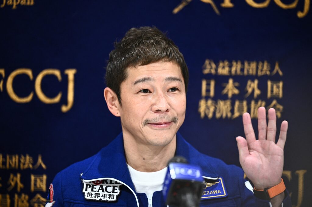 前澤氏は昨年、K-POPスターのT.O.P氏とDJのスティーヴ・アオキ氏が、宇宙旅行に同行する8人のクルーの中に含まれることを明らかにした。（AFP通信）