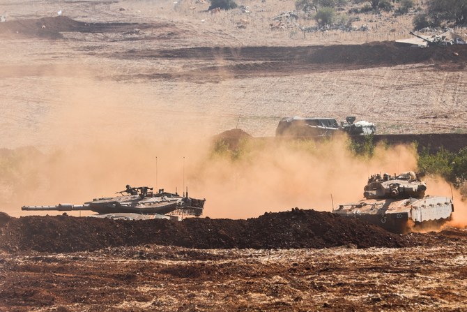 ヒズボラとイスラエルの国境を交えた砲撃が増加する中、レバノンとの国境付近で訓練に参加するイスラエルの戦車（AFP）