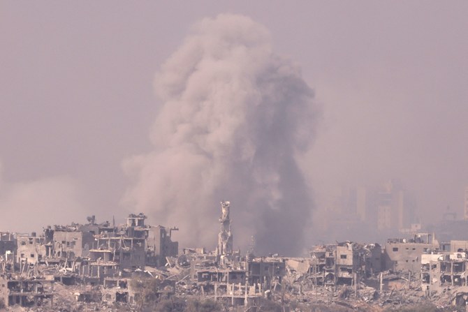 イスラエルとハマスの戦闘が続く中、ガザ地区でのイスラエル軍による砲撃により立ち上る煙。2023年11月2日（AFP）