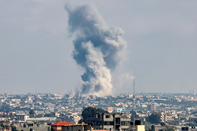 ガザ地区南部のラファでイスラエル軍による爆撃中に立ち上る煙。2023年11月14日（ファイル/AFP）