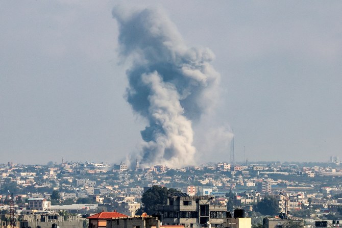 ガザ地区南部のラファでイスラエル軍による爆撃中に立ち上る煙。2023年11月14日(ファイル/AFP)
