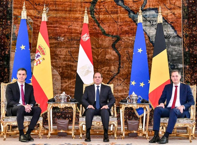カイロのIttihadia大統領官邸で、エジプトのアブドゥルファッターハ・エルシーシ大統領が、スペインのペドロ・サンチェス首相、ベルギーのアレクサンダー・デ・クロー首相と会談する様子。2023年11月24日、エジプト大統領府が発表した配布資料写真。(AFP)