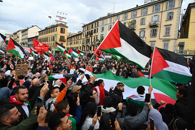 パレスチナ人への支持を表明するデモでパレスチナの旗を振る人々。2023年11月4日、ミラノ中心部。（AFP）