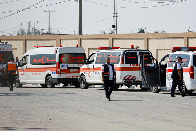 2023年11月1日、ガザ地区南部のエジプトとの国境ラファで、エジプトの病院で治療を受ける予定の負傷したパレスチナ人の搬送を待つ医療従事者。(ロイター）