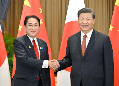 岸田文雄首相は15日夜、米国に向けて政府専用機で羽田空港を出発した。サンフランシスコで開かれるアジア太平洋経済協力会議(APEC)首脳会議に出席する。現地時間の16日にも中国の習近平国家主席との首脳会談を調整している。