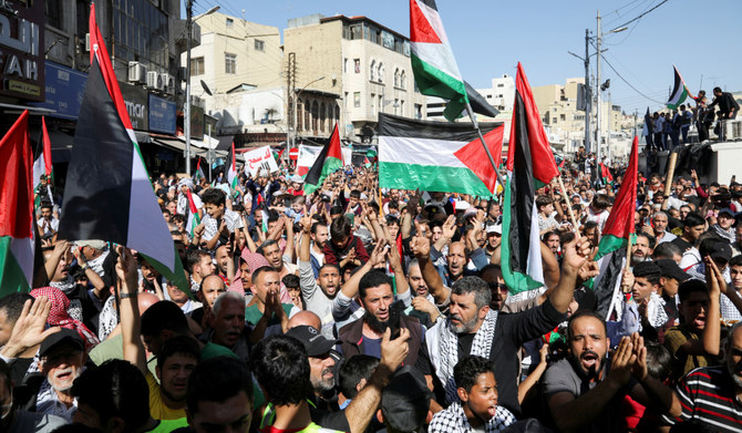 イスラエルとハマスとの間での紛争が続く中、3日、ガザ地区のパレスチナ人を支持するヨルダン人のデモ参加者が、アンマンでの抗議デモに集まった。（ロイター通信）