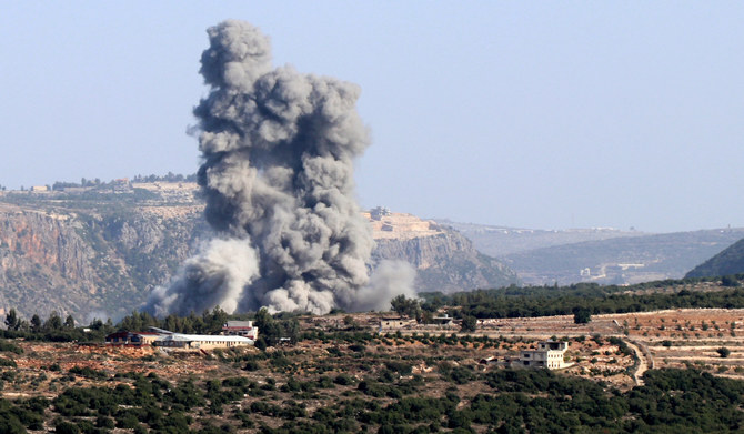 ガザ地区南部でハマス戦闘員との戦いが続き国境をまたいで緊張が高まる中、2023年11月23日、イスラエル北部との国境に近いレバノン南部のジベイン村をイスラエルが攻撃。その被害現場からは煙が立ち昇っている。（AFP）